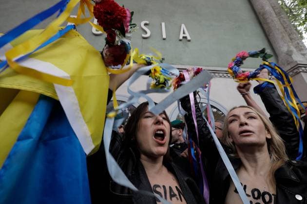 May 6, 2026, Venice, Rome, Italy: Pussy Riot storms the Venice Biennale with a protest staged in front of the Moscow Pavilion, Venice, 06 05 2026 Venice Italy  - ZUMAa289 20260506_zia_a289_011 Copyright: xMircoxToniolox xAgfx