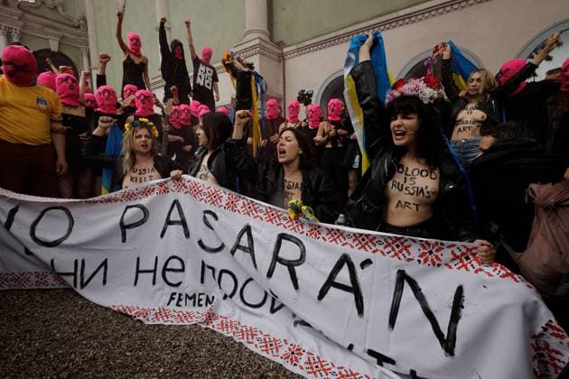 May 6, 2026, Venice, Rome, Italy: Pussy Riot storms the Venice Biennale with a protest staged in front of the Moscow Pavilion, Venice, 06 05 2026 Venice Italy  - ZUMAa289 20260506_zia_a289_021 Copyright: xMircoxToniolox xAgfx