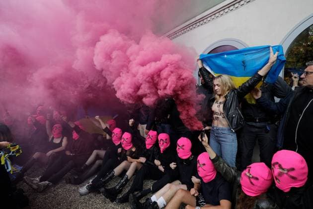 May 6, 2026, Venice, Rome, Italy: Pussy Riot storms the Venice Biennale with a protest staged in front of the Moscow Pavilion, Venice, 06 05 2026 Venice Italy  - ZUMAa289 20260506_zia_a289_024 Copyright: xMircoxToniolox xAgfx
