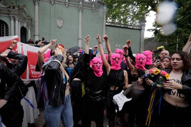May 6, 2026, Venice, Rome, Italy: Pussy Riot storms the Venice Biennale with a protest staged in front of the Moscow Pavilion, Venice, 06 05 2026 Venice Italy  - ZUMAa289 20260506_zia_a289_031 Copyright: xMircoxToniolox xAgfx