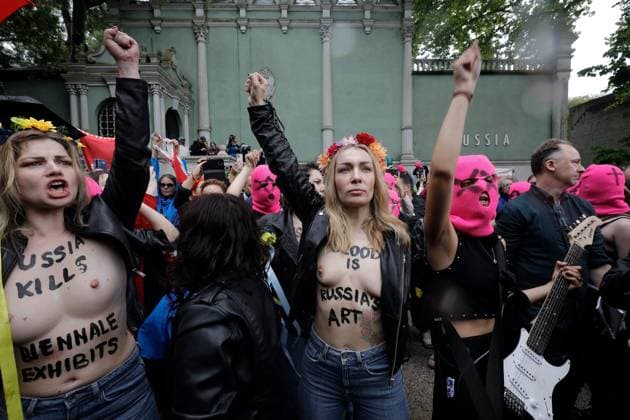 May 6, 2026, Venice, Rome, Italy: Pussy Riot storms the Venice Biennale with a protest staged in front of the Moscow Pavilion, Venice, 06 05 2026 Venice Italy  - ZUMAa289 20260506_zia_a289_032 Copyright: xMircoxToniolox xAgfx
