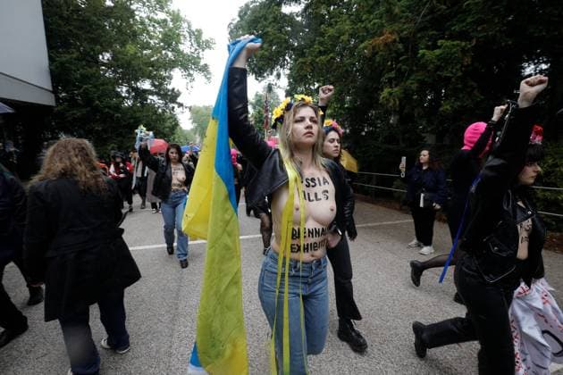 May 6, 2026, Venice, Rome, Italy: Pussy Riot storms the Venice Biennale with a protest staged in front of the Moscow Pavilion, Venice, 06 05 2026 Venice Italy  - ZUMAa289 20260506_zia_a289_040 Copyright: xMircoxToniolox xAgfx
