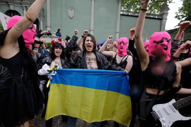 May 6, 2026, Venice, Rome, Italy: Pussy Riot storms the Venice Biennale with a protest staged in front of the Moscow Pavilion, Venice, 06 05 2026 Venice Italy  - ZUMAa289 20260506_zia_a289_043 Copyright: xMircoxToniolox xAgfx