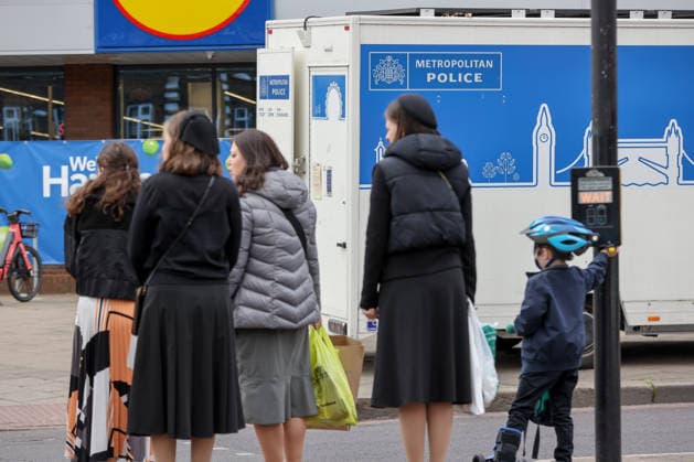 May 6, 2026, London, London, UK: London, UK. A Metropolitan Police support van in Stamford Hill, north London, as the force announces a 100-officer Community Protection Team to help safeguard Jewish communities following recent antisemitic hate crime. London UK  - ZUMAl94_ 20260506_zaf_l94_004 Copyright: xDinendraxHariax