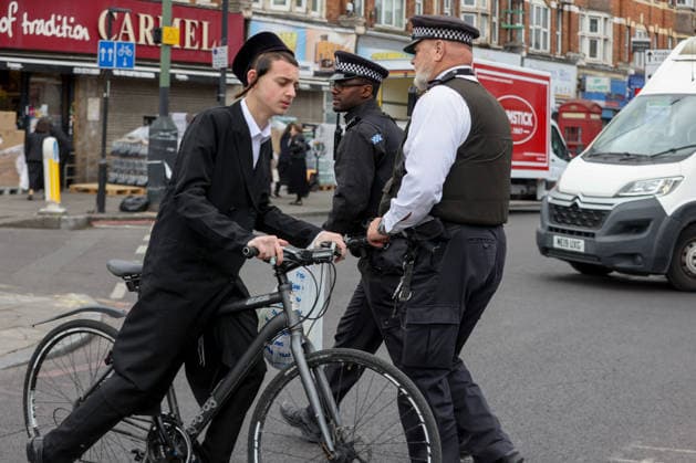 May 6, 2026, London, London, UK: London, UK. Police officers patrol in Stamford Hill, north London, as the Metropolitan Police announce a new Community Protection Team of 100 additional officers, combining neighbourhood policing, specialist protection and counterterrorism capabilities to provide a more visible, intelligence-led presence focused on safeguarding Jewish communities following recent antisemitic hate crime. London UK - ZUMAl94_ 20260506_zaf_l94_008 Copyright: xDinendraxHariax