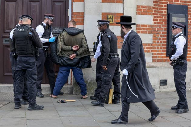 May 6, 2026, London, London, UK: London, UK. Police officers detain a man during a patrol in Stamford Hill, north London, as the Metropolitan Police announce a new 100-officer Community Protection Team to boost visibility and safeguard Jewish communities following recent antisemitic hate crime. London UK  - ZUMAl94_ 20260506_zaf_l94_015 Copyright: xDinendraxHariax