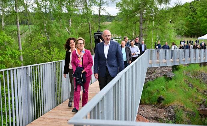 Neue Aussichtsplattform am Schacht 371 eröffnet Wismut macht Bergbaugeschichte erlebbar Die Wismut GmbH hat heute am traditionsreichen Schacht 371 bei Hartenstein eine neue Aussichtsplattform eröffnet und damit einen weiteren öffentlich zugänglichen Ort geschaffen, an dem die Geschichte des Uranerzbergbaus im Westerzgebirge sichtbar und erfahrbar wird. Im Bild: Dr. Michael Paul,Vorstand Wismut, Barbara Klepsch, amtierende Sächsische Staatsministerin für Kultur und Tourismus und Dr. Julia Dünkel,Wismut Stiftung.. Der Standort zählt zu den bedeutendsten Anlagen des ehemaligen SDAG Wismut Bergbaus. Der Schacht war bis zu seiner Stilllegung 1991 das tiefste Bergwerk Deutschlands. Die neue Plattform bietet einen freien Blick auf das Aue-Bad-Schlema_Wismut_021-0605-26