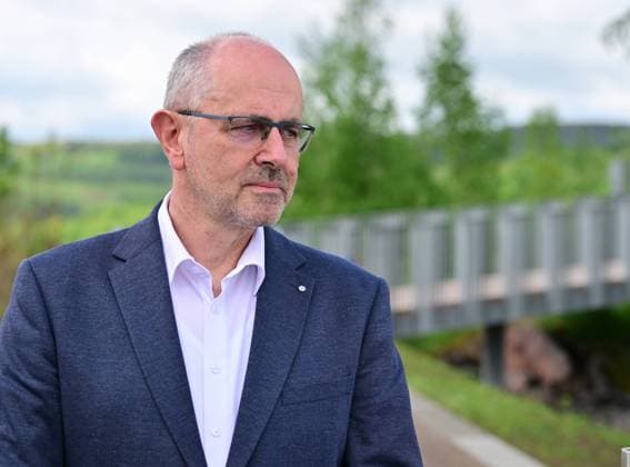 Neue Aussichtsplattform am Schacht 371 eröffnet Wismut macht Bergbaugeschichte erlebbar Die Wismut GmbH hat heute am traditionsreichen Schacht 371 bei Hartenstein eine neue Aussichtsplattform eröffnet und damit einen weiteren öffentlich zugänglichen Ort geschaffen, an dem die Geschichte des Uranerzbergbaus im Westerzgebirge sichtbar und erfahrbar wird. Im Bild: Dr. Michael Paul,Vorstand Wismut..Der Standort zählt zu den bedeutendsten Anlagen des ehemaligen SDAG Wismut Bergbaus. Der Schacht war bis zu seiner Stilllegung 1991 das tiefste Bergwerk Deutschlands. Die neue Plattform bietet einen freien Blick auf das weitläufige Areal des Schachtes, auf markante Relikte der Bergbauinfrastruktur sowie auf die landschaftlich reizvolle Umge Aue-Bad-Schlema_Wismut_015-0605-26