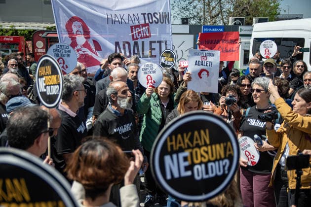 May 6, 2026, Istanbul, Istanbul, Turkey: Friends, family members, environmental activists and press workers gather outside the courthouse for the first hearing of Hakan Tosun, an environmental activist and journalist who was brutally killed in a street attack on October 10. Demonstrators demand justice, transparency in the investigation process, and accountability for all those responsible, including alleged perpetrators and those accused of covering up the crime. Protesters emphasize systemic impunity, failures in the investigation, and the broader struggle for environmental justice across Turkey. Istanbul Turkey - ZUMAt171 20260506_zip_t171_001 Copyright: xAbdullahxTepelix