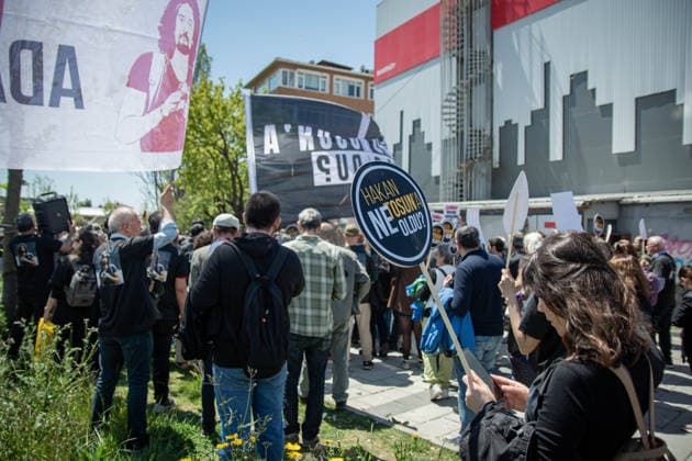 May 6, 2026, Istanbul, Istanbul, Turkey: Friends, family members, environmental activists and press workers gather outside the courthouse for the first hearing of Hakan Tosun, an environmental activist and journalist who was brutally killed in a street attack on October 10. Demonstrators demand justice, transparency in the investigation process, and accountability for all those responsible, including alleged perpetrators and those accused of covering up the crime. Protesters emphasize systemic impunity, failures in the investigation, and the broader struggle for environmental justice across Turkey. Istanbul Turkey - ZUMAt171 20260506_zip_t171_007 Copyright: xAbdullahxTepelix