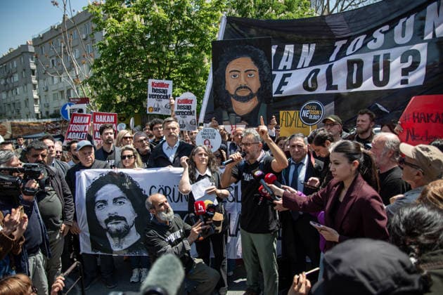 May 6, 2026, Istanbul, Istanbul, Turkey: Friends, family members, environmental activists and press workers gather outside the courthouse for the first hearing of Hakan Tosun, an environmental activist and journalist who was brutally killed in a street attack on October 10. Demonstrators demand justice, transparency in the investigation process, and accountability for all those responsible, including alleged perpetrators and those accused of covering up the crime. Protesters emphasize systemic impunity, failures in the investigation, and the broader struggle for environmental justice across Turkey. Istanbul Turkey - ZUMAt171 20260506_zip_t171_014 Copyright: xAbdullahxTepelix