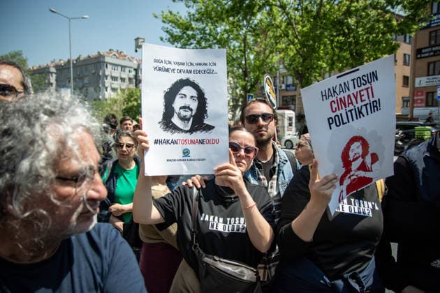 May 6, 2026, Istanbul, Istanbul, Turkey: Friends, family members, environmental activists and press workers gather outside the courthouse for the first hearing of Hakan Tosun, an environmental activist and journalist who was brutally killed in a street attack on October 10. Demonstrators demand justice, transparency in the investigation process, and accountability for all those responsible, including alleged perpetrators and those accused of covering up the crime. Protesters emphasize systemic impunity, failures in the investigation, and the broader struggle for environmental justice across Turkey. Istanbul Turkey - ZUMAt171 20260506_zip_t171_023 Copyright: xAbdullahxTepelix
