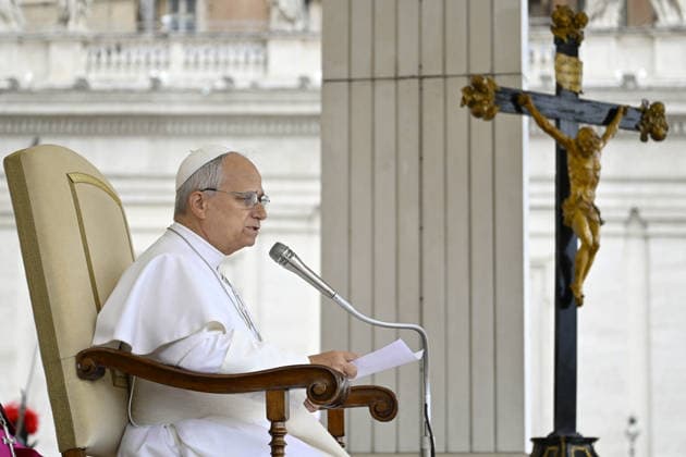 Pope Leo XIV Leads The General Audience - Vatican Pope Leo XIV attends the weekly general audience in Saint Peter’s square, Vatican on May 6, 2026. Photo by (EV) Simone Risoluti Vatican Media ABACAPRESS.COM Rome Vatican (or Holy See)  Copyright: xABACAx