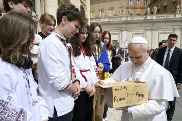 Pope Leo XIV Leads The General Audience - Vatican Pope Leo XIV attends the weekly general audience in Saint Peter’s square, Vatican on May 6, 2026. Photo by (EV) Simone Risoluti Vatican Media ABACAPRESS.COM Rome Vatican (or Holy See)  Copyright: xABACAx