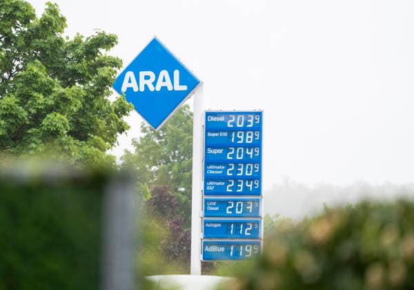 Petrol prices on 06 05 2026 The price board of a petrol station with current fuel prices for diesel, Super E10, Super and Super Plus Symbolic image on the topic of rising petrol and diesel prices in connection with international energy price developments and geopolitical tensions in Iran and the Middle East Copyright: MarcoxBader