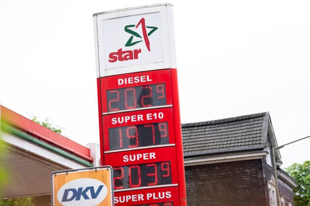 Petrol prices on 06 05 2026 The price board of a petrol station with current fuel prices for diesel, Super E10, Super and Super Plus Symbolic image on the topic of rising petrol and diesel prices in connection with international energy price developments and geopolitical tensions in Iran and the Middle East Copyright: MarcoxBader