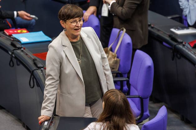 Questioning of the Federal Government in the Bundestag Saskia Esken SPD at the questioning of the Federal Government in the German Bundestag on 06 05 26 in Berlin Berlin Berlin Germany Bundestag