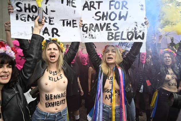 61st Biennale Of Venice - International Art Exposition Pussy Riot protest at Russian Pavilion Venice, Italy 61st Biennale Of Venice - International Art Exposition Pussy Riot protest at Russian Pavilion Venice, Italy 6th May 2026 SGPItalia id 134745_001 * Not Exclusive  Copyright: xMAXxMONTINGELLI SGPx