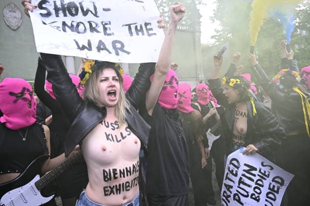 61st Biennale Of Venice - International Art Exposition Pussy Riot protest at Russian Pavilion Venice, Italy 61st Biennale Of Venice - International Art Exposition Pussy Riot protest at Russian Pavilion Venice, Italy 6th May 2026 SGPItalia id 134745_001 * Not Exclusive  Copyright: xMAXxMONTINGELLI SGPx