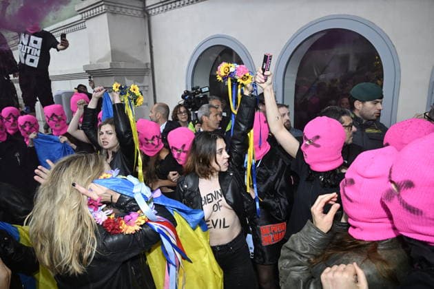 61st Biennale Of Venice - International Art Exposition Pussy Riot protest at Russian Pavilion Venice, Italy 61st Biennale Of Venice - International Art Exposition Pussy Riot protest at Russian Pavilion Venice, Italy 6th May 2026 SGPItalia id 134745_001 * Not Exclusive  Copyright: xMAXxMONTINGELLI SGPx