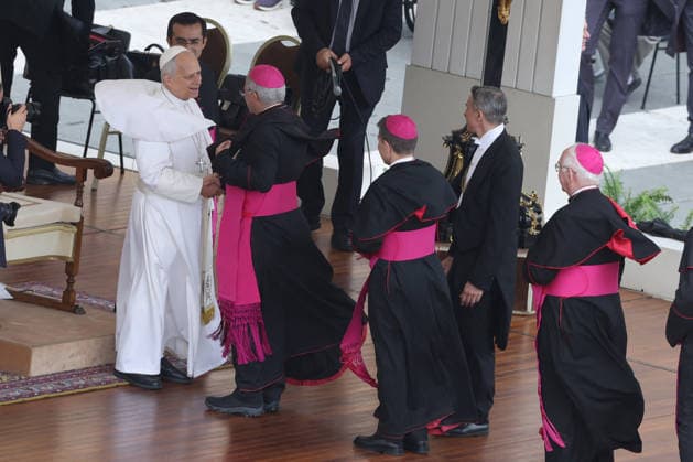 Pope Leo XIV Leads The General Audience - Vatican Vatican City - Italy, May 6, 2026: At the end of the ceremony, Pope Leo XIV greeted the bishops. He presided over the Wednesday General Audience in St. Peter s Square, the day after US President Donald Trump s comments against him, accusing him of endangering Catholics around the world. This morning, thousands of faithful and pilgrims from around the world gathered in St. Peter s Square to participate in the Wednesday General Audience with Pope Leo XIV. A moment of prayer, listening, and communion filled the square with hope, reflection, and joy. Photo by Marco Iacobucci IPA ABACAPRESS.COM Vatican City Italy Vatican (or Holy See) Copyright: xIPA ABACAx