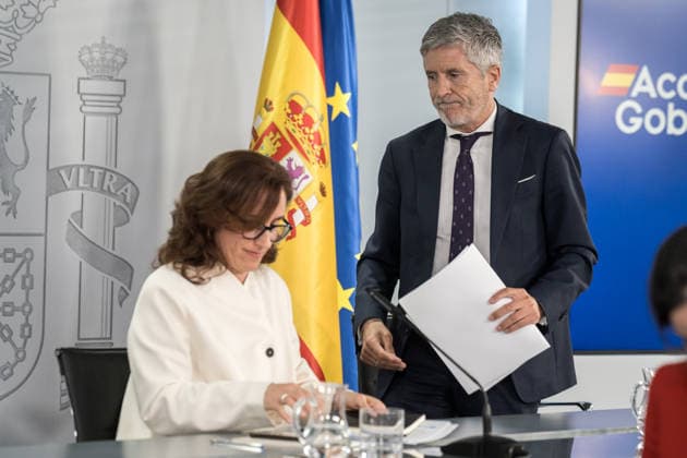 The Government reports on the follow-up meeting to attend the WHO request to receive the MV Hondius in the Canary Islands The Minister of Health, Mónica García, and the Minister of the Interior, Fernando Grande Marlaska, as they leave a press conference, at the Moncloa Complex, on May 6, 2026, in Madrid Spain The Ministers appear to report on the follow-up meeting to address the WHOs request to the Government of Spain, following the hantavirus infections, to receive the vessel MV Hondius in the Canary Islands, in compliance with international law and humanitarian spirit 06 MAY 2026 HANTAVIRUS CANARY ISLANDS WHO CONTAGIO RATA RISK Diego Radamé Madrid Madrid Madrid Spain Copyright: xDiegoxRadamà sx 7503287