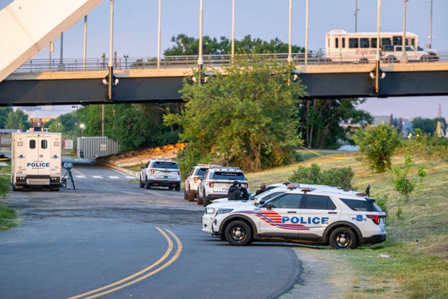 May 6, 2026, Washington, District Of Columbia, USA: Metropolitan Police Department officers stage beneath the Frederick Douglass Memorial Bridge as they await protester GUIDO REICHSTADTER to come down after occupying the bridge for several days. Washington USA - ZUMAk206 20260506_znp_k206_002 Copyright: xMattxKaminskyx