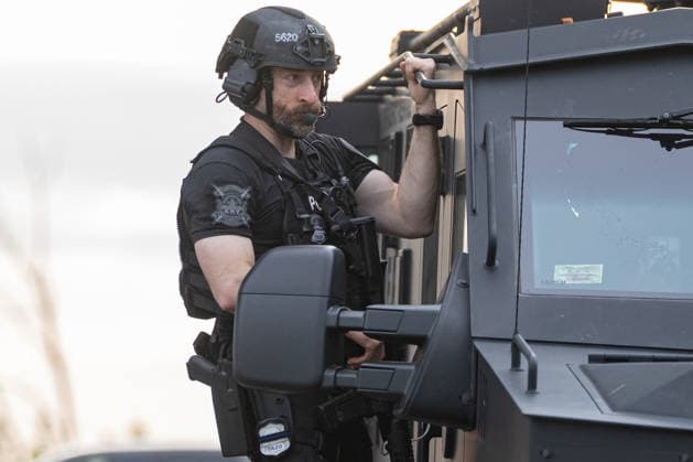 May 6, 2026, Washington, District Of Columbia, USA: A Metropolitan Police Department emergency response officer arrives near the Frederick Douglass Memorial Bridge as authorities respond to protester GUIDO REICHSTADTER occupying the bridge for several days. Washington USA - ZUMAk206 20260506_znp_k206_008 Copyright: xMattxKaminskyx