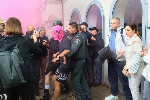 Pussy Riot and Femen sit-in at the Russian Pavilion at the 2026 Venice Biennale  Copyright: xMatteoxChinellatox xipa-agency.netx xipa-agency.netx xMatteoxChinellatox IPA_Agency_IPA74470177