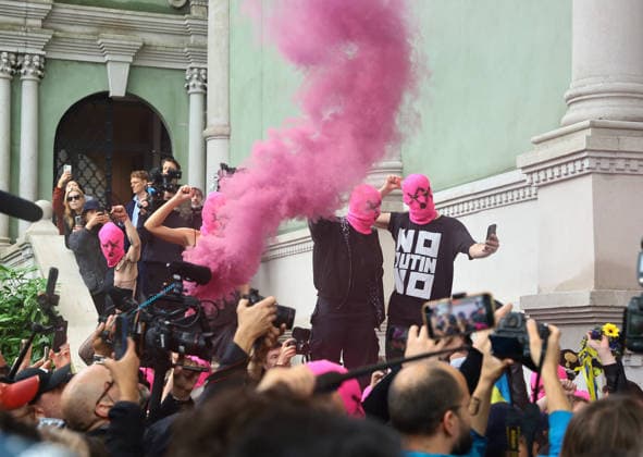 Pussy Riot and Femen sit-in at the Russian Pavilion at the 2026 Venice Biennale  Copyright: xMatteoxChinellatox xipa-agency.netx xipa-agency.netx xMatteoxChinellatox IPA_Agency_IPA74470212