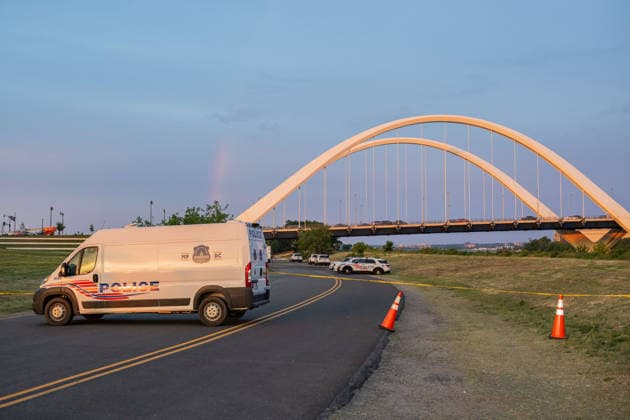 May 6, 2026, Washington, District Of Columbia, USA: Metropolitan Police Department officers stage beneath the Frederick Douglass Memorial Bridge as they await protester GUIDO REICHSTADTER to come down after occupying the bridge for several days. Washington USA - ZUMAk206 20260506_znp_k206_007 Copyright: xMattxKaminskyx