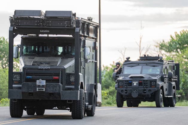 May 6, 2026, Washington, District Of Columbia, USA: Special operations vehicles from the Metropolitan Police Department arrive near the Frederick Douglass Memorial Bridge as authorities respond to protester GUIDO REICHSTADTER occupying the bridge for several days. Washington USA  - ZUMAk206 20260506_znp_k206_001 Copyright: xMattxKaminskyx