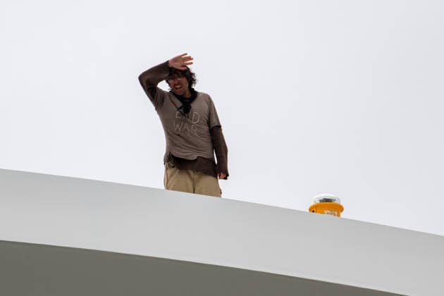 May 6, 2026, Washington, District Of Columbia, USA: GUIDO REICHSTADTER, after nearly 93 hours atop the Frederick Douglass Memorial Bridge, was assisted down by police and taken into custody. Washington USA  - ZUMAk206 20260506_znp_k206_003 Copyright: xMattxKaminskyx