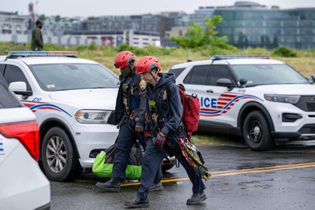 May 6, 2026, Washington, District Of Columbia, USA: DC Fire technical rescue team prepares to assist GUIDO REICHSTADTER down from the Frederick Douglass Memorial Bridge as part of the rescue operation. Washington USA  - ZUMAk206 20260506_znp_k206_004 Copyright: xMattxKaminskyx