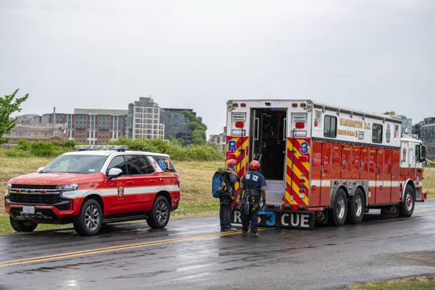 May 6, 2026, Washington, District Of Columbia, USA: DC Fire technical rescue team prepares to assist GUIDO REICHSTADTER down from the Frederick Douglass Memorial Bridge as part of the rescue operation. Washington USA  - ZUMAk206 20260506_znp_k206_005 Copyright: xMattxKaminskyx