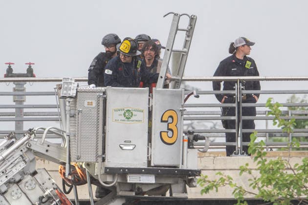 May 6, 2026, Washington, District Of Columbia, USA: Metropolitan Police Department officers stage beneath the Frederick Douglass Memorial Bridge as they await protester GUIDO REICHSTADTER to come down after occupying the bridge for several days. Washington USA  - ZUMAk206 20260506_znp_k206_011 Copyright: xMattxKaminskyx