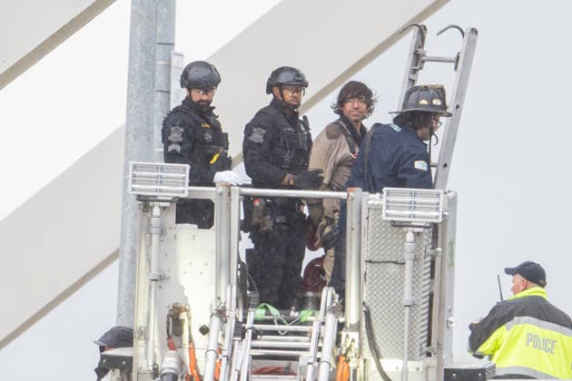 May 6, 2026, Washington, District Of Columbia, USA: Metropolitan Police Department officers stage beneath the Frederick Douglass Memorial Bridge as they await protester GUIDO REICHSTADTER to come down after occupying the bridge for several days. Washington USA  - ZUMAk206 20260506_znp_k206_013 Copyright: xMattxKaminskyx