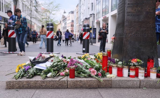 Leipzig, 06 05 2026, City center Grimmaische Straße , Two days after the rampage of an assassin in Leipzigs city center Leipzig mourns At the beginning of Grimmaische Straße, not far from the place where the first victim died, the people of Leipzig commemorate the victims of the attack and lay flowers , Picture Point