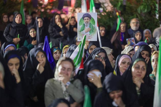 May 6, 2026, Iran, Iran: A Pro-government supporter holds a picture of Iran s newly appointed Supreme Leader, Ayatollah Mojtaba Khamenei, during a state-organized rally, amid a ceasefire in the conflict involving Iran, the United States, and Israel. The United Kingdom, France, Germany, and Saudi Arabia called for de-escalation in the Middle East following reported attacks on May 4 on the United Arab Emirates. Iran s chief negotiator in talks with the United States warned on May 5 that his country has not even started in its standoff over the Strait of Hormuz. The United States and Pakistan, a key mediator in the Middle East war, expressed new hope of talks leading to a peace deal with Iran on May 6, after President Donald Trump halted a - ZUMAi98_ 20260506_zih_i98_004 Copyright: xIranianxSupremexLeader SxOfficex