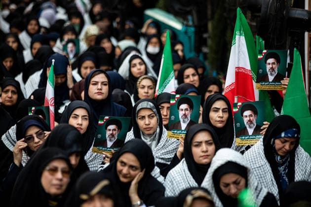 May 6, 2026, Tehran, Iran: Pro-government supporters gather on Shahid Keshvardoost Street in downtown Tehran, Iran, during a state-organised rally, amid a ceasefire in the conflict involving Iran, the United States, and Israel. The United Kingdom, France, Germany, and Saudi Arabia called for de-escalation in the Middle East following reported attacks on May 4 on the United Arab Emirates. Iran s chief negotiator in talks with the United States warned on May 5 that his country has not even started in its standoff over the Strait of Hormuz. The United States and Pakistan, a key mediator in the Middle East war, expressed new hope of talks leading to a peace deal with Iran on May 6, after President Donald Trump halted a plan to guide ships t - ZUMAi98_ 20260506_zih_i98_009 Copyright: xIranianxSupremexLeader SxOfficex