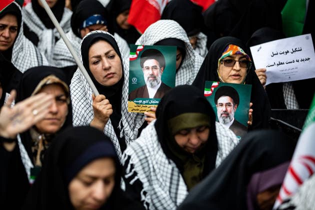 May 6, 2026, Tehran, Iran: Pro-government supporters gather on Shahid Keshvardoost Street in downtown Tehran, Iran, during a state-organised rally, amid a ceasefire in the conflict involving Iran, the United States, and Israel. The United Kingdom, France, Germany, and Saudi Arabia called for de-escalation in the Middle East following reported attacks on May 4 on the United Arab Emirates. Iran s chief negotiator in talks with the United States warned on May 5 that his country has not even started in its standoff over the Strait of Hormuz. The United States and Pakistan, a key mediator in the Middle East war, expressed new hope of talks leading to a peace deal with Iran on May 6, after President Donald Trump halted a plan to guide ships t - ZUMAi98_ 20260506_zih_i98_011 Copyright: xIranianxSupremexLeader SxOfficex