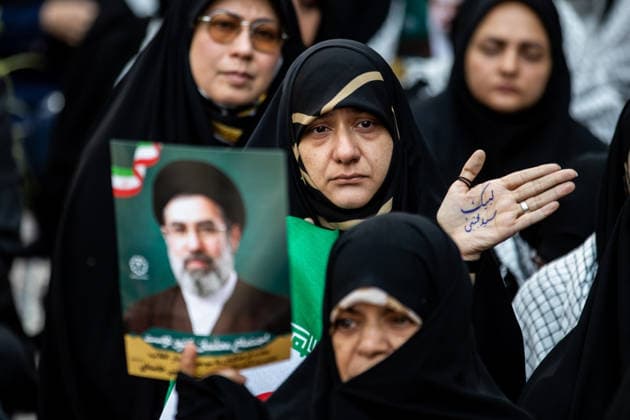 May 6, 2026, Tehran, Iran: Pro-government supporters gather on Shahid Keshvardoost Street in downtown Tehran, Iran, during a state-organised rally, amid a ceasefire in the conflict involving Iran, the United States, and Israel. The United Kingdom, France, Germany, and Saudi Arabia called for de-escalation in the Middle East following reported attacks on May 4 on the United Arab Emirates. Iran s chief negotiator in talks with the United States warned on May 5 that his country has not even started in its standoff over the Strait of Hormuz. The United States and Pakistan, a key mediator in the Middle East war, expressed new hope of talks leading to a peace deal with Iran on May 6, after President Donald Trump halted a plan to guide ships t - ZUMAi98_ 20260506_zih_i98_014 Copyright: xIranianxSupremexLeader SxOfficex