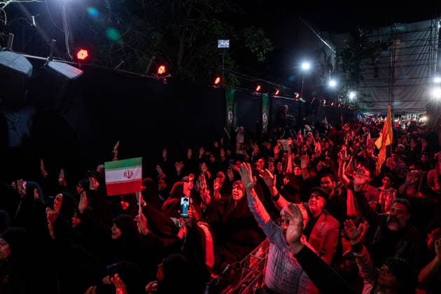 May 6, 2026, Tehran, Iran: Pro-government supporters gather on Shahid Keshvardoost Street in downtown Tehran, Iran, during a state-organised rally, amid a ceasefire in the conflict involving Iran, the United States, and Israel. The United Kingdom, France, Germany, and Saudi Arabia called for de-escalation in the Middle East following reported attacks on May 4 on the United Arab Emirates. Iran s chief negotiator in talks with the United States warned on May 5 that his country has not even started in its standoff over the Strait of Hormuz. The United States and Pakistan, a key mediator in the Middle East war, expressed new hope of talks leading to a peace deal with Iran on May 6, after President Donald Trump halted a plan to guide ships t - ZUMAi98_ 20260506_zih_i98_015 Copyright: xIranianxSupremexLeader SxOfficex