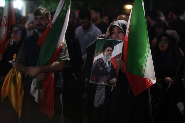 May 6, 2026, Tehran, Iran: Pro-government supporters gather on Shahid Keshvardoost Street in downtown Tehran, Iran, during a state-organised rally, amid a ceasefire in the conflict involving Iran, the United States, and Israel. The United Kingdom, France, Germany, and Saudi Arabia called for de-escalation in the Middle East following reported attacks on May 4 on the United Arab Emirates. Iran s chief negotiator in talks with the United States warned on May 5 that his country has not even started in its standoff over the Strait of Hormuz. The United States and Pakistan, a key mediator in the Middle East war, expressed new hope of talks leading to a peace deal with Iran on May 6, after President Donald Trump halted a plan to guide ships t - ZUMAi98_ 20260506_zih_i98_019 Copyright: xIranianxSupremexLeader SxOfficex