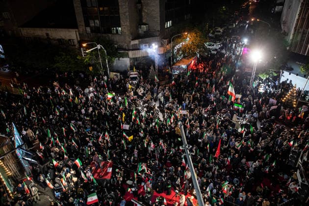 May 6, 2026, Tehran, Iran: Pro-government supporters gather on Shahid Keshvardoost Street in downtown Tehran, Iran, during a state-organised rally, amid a ceasefire in the conflict involving Iran, the United States, and Israel. The United Kingdom, France, Germany, and Saudi Arabia called for de-escalation in the Middle East following reported attacks on May 4 on the United Arab Emirates. Iran s chief negotiator in talks with the United States warned on May 5 that his country has not even started in its standoff over the Strait of Hormuz. The United States and Pakistan, a key mediator in the Middle East war, expressed new hope of talks leading to a peace deal with Iran on May 6, after President Donald Trump halted a plan to guide ships t - ZUMAi98_ 20260506_zih_i98_017 Copyright: xIranianxSupremexLeader SxOfficex