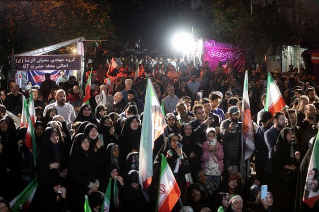 May 6, 2026, Tehran, Iran: Pro-government supporters gather on Shahid Keshvardoost Street in downtown Tehran, Iran, during a state-organised rally, amid a ceasefire in the conflict involving Iran, the United States, and Israel. The United Kingdom, France, Germany, and Saudi Arabia called for de-escalation in the Middle East following reported attacks on May 4 on the United Arab Emirates. Iran s chief negotiator in talks with the United States warned on May 5 that his country has not even started in its standoff over the Strait of Hormuz. The United States and Pakistan, a key mediator in the Middle East war, expressed new hope of talks leading to a peace deal with Iran on May 6, after President Donald Trump halted a plan to guide ships t - ZUMAi98_ 20260506_zih_i98_023 Copyright: xIranianxSupremexLeader SxOfficex