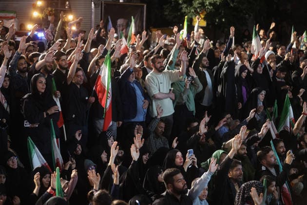 May 6, 2026, Tehran, Iran: Pro-government supporters gather on Shahid Keshvardoost Street in downtown Tehran, Iran, during a state-organised rally, amid a ceasefire in the conflict involving Iran, the United States, and Israel. The United Kingdom, France, Germany, and Saudi Arabia called for de-escalation in the Middle East following reported attacks on May 4 on the United Arab Emirates. Iran s chief negotiator in talks with the United States warned on May 5 that his country has not even started in its standoff over the Strait of Hormuz. The United States and Pakistan, a key mediator in the Middle East war, expressed new hope of talks leading to a peace deal with Iran on May 6, after President Donald Trump halted a plan to guide ships t - ZUMAi98_ 20260506_zih_i98_024 Copyright: xIranianxSupremexLeader SxOfficex
