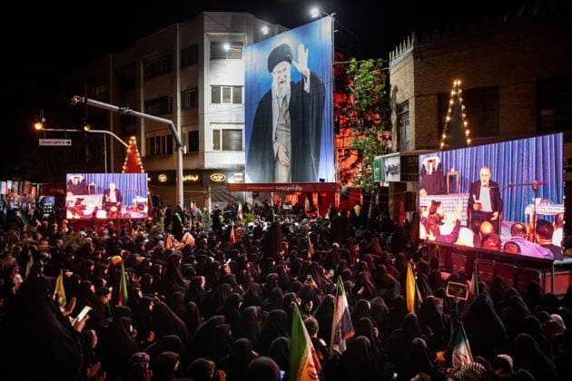 May 6, 2026, Tehran, Iran: Pro-government supporters gather on Shahid Keshvardoost Street in downtown Tehran, Iran, during a state-organised rally, amid a ceasefire in the conflict involving Iran, the United States, and Israel. The United Kingdom, France, Germany, and Saudi Arabia called for de-escalation in the Middle East following reported attacks on May 4 on the United Arab Emirates. Iran s chief negotiator in talks with the United States warned on May 5 that his country has not even started in its standoff over the Strait of Hormuz. The United States and Pakistan, a key mediator in the Middle East war, expressed new hope of talks leading to a peace deal with Iran on May 6, after President Donald Trump halted a plan to guide ships t - ZUMAi98_ 20260506_zih_i98_027 Copyright: xIranianxSupremexLeader SxOfficex