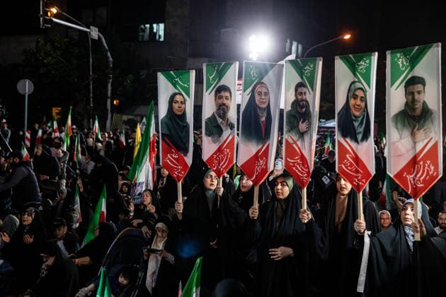 May 6, 2026, Tehran, Iran: Pro-government supporters gather on Shahid Keshvardoost Street in downtown Tehran, Iran, during a state-organised rally, amid a ceasefire in the conflict involving Iran, the United States, and Israel. The United Kingdom, France, Germany, and Saudi Arabia called for de-escalation in the Middle East following reported attacks on May 4 on the United Arab Emirates. Iran s chief negotiator in talks with the United States warned on May 5 that his country has not even started in its standoff over the Strait of Hormuz. The United States and Pakistan, a key mediator in the Middle East war, expressed new hope of talks leading to a peace deal with Iran on May 6, after President Donald Trump halted a plan to guide ships t - ZUMAi98_ 20260506_zih_i98_016 Copyright: xIranianxSupremexLeader SxOfficex
