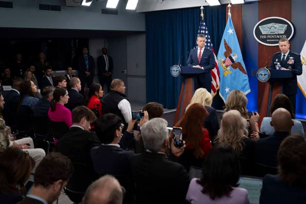 May 6, 2026, Washington, Dc, United States of America: U.S. Secretary of Defense Pete Hegseth, left, looks on as Chairman of the Joint Chiefs Gen. Dan Caine, right, responds to a question during a press briefing to discuss the ceasefire and situation with Iran in Operation Epic Fury at the Pentagon, May 5, 2026, in Washington, D.C. Washington United States of America - ZUMAp138 20260506_zaa_p138_012 Copyright: xSsgt.xMadelynxKeech Dodx